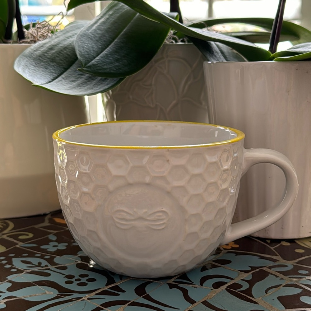 BEE EMBOSSED TEA CUP